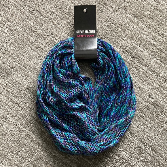 Steve Madden Mini Fishnet Infinity Scarf - Picture 5 of 7